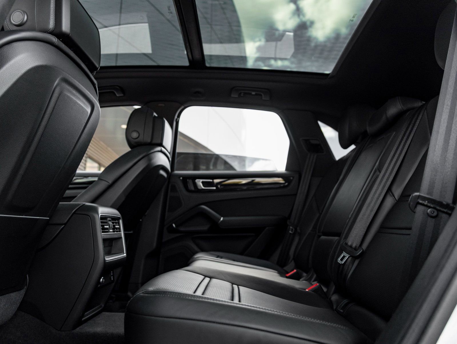 Used 2023 Porsche Cayenne image 34