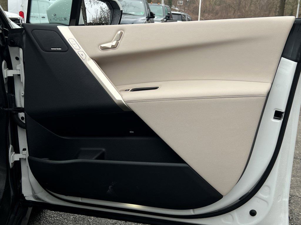 Used 2022 BMW iX xDrive50 w/ Convenience Package image 12