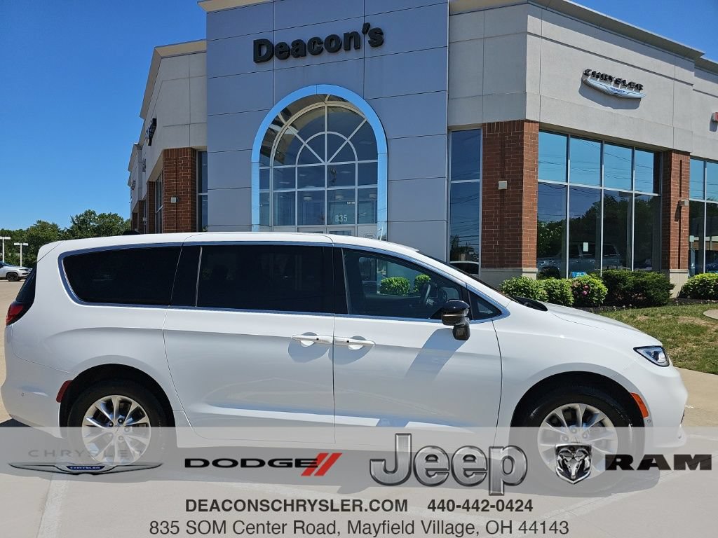Used 2025 Chrysler Pacifica Select w/ Uconnect Theater Family Group