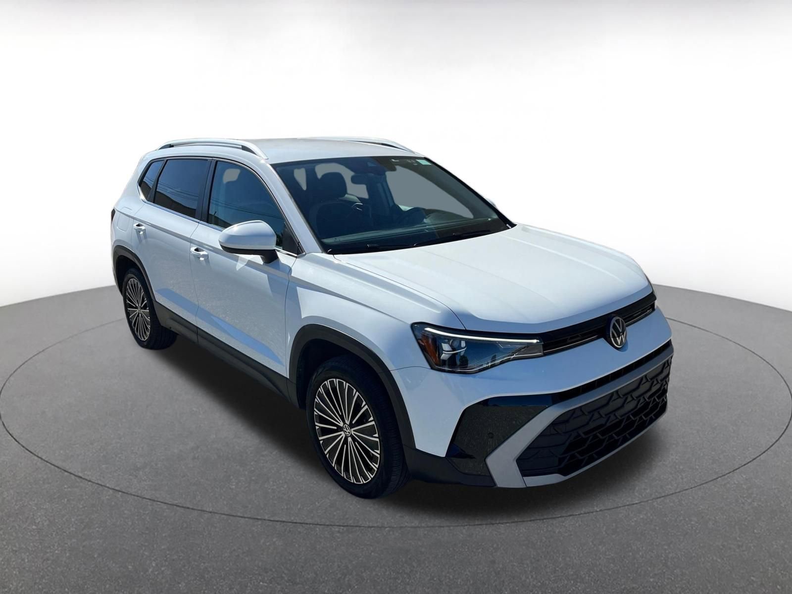 Used 2025 Volkswagen Taos SE FWD image 1