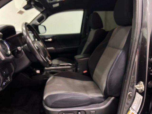Used 2020 Toyota Tacoma TRD Off-Road w/ Technology Package AWD/4WD image 17