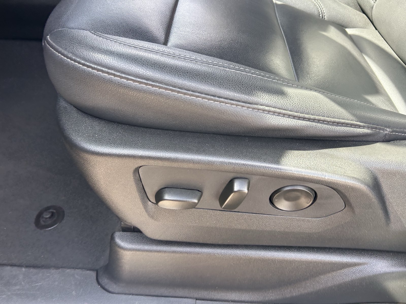 Used 2024 Chevrolet Suburban LT RWD image 16