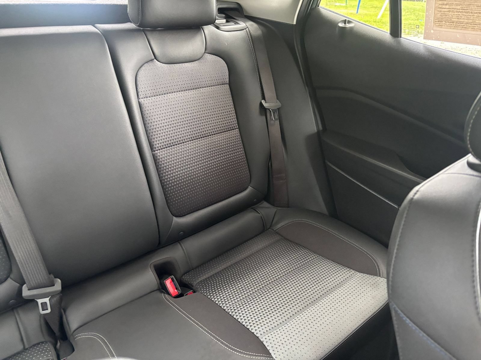 Used 2025 Chevrolet Trax LT w/ LT Convenience Package FWD image 35
