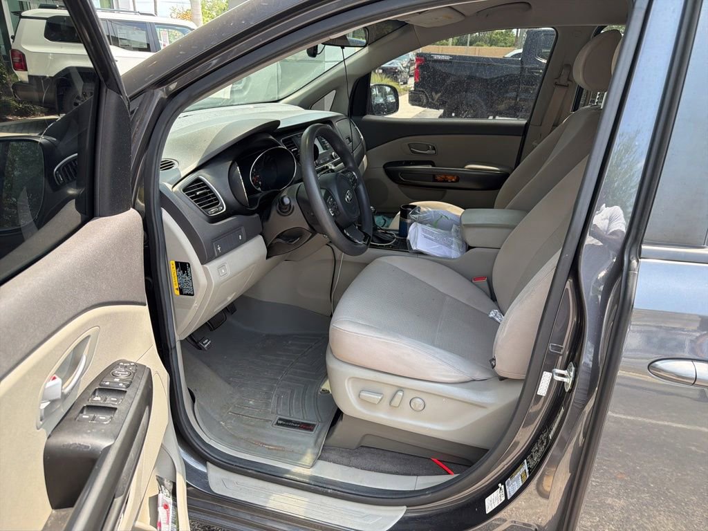 Used 2017 Kia Sedona LX FWD image 6