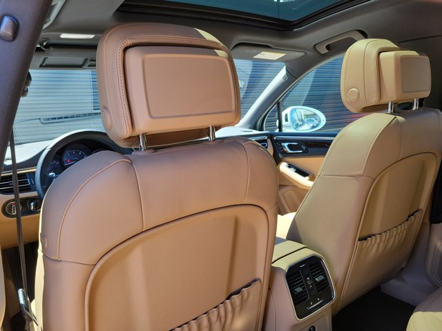 Certified 2023 Porsche Macan AWD/4WD image 21