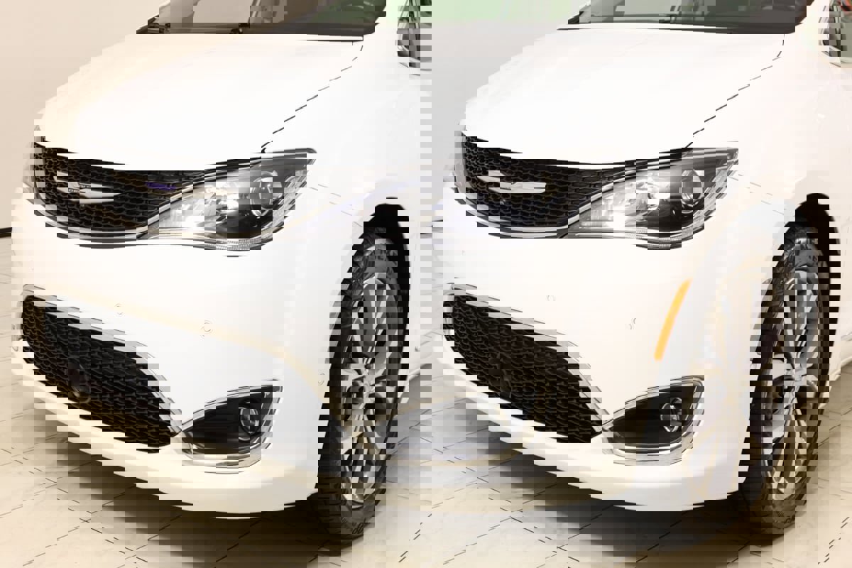 Used 2019 Chrysler Pacifica Limited w/ Tire & Wheel Group image 50