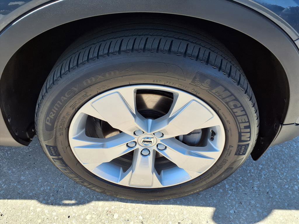 Used 2021 Volvo XC40 T4 Momentum w/ Protection Package Premier image 9