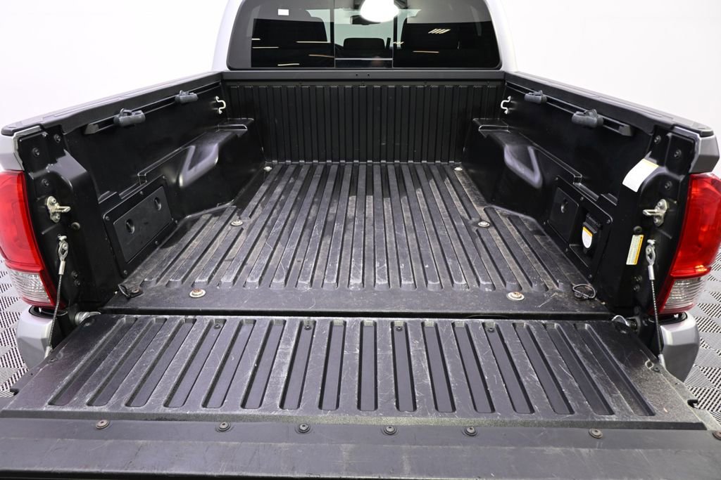 Used 2017 Toyota Tacoma TRD Sport w/ Tow Package (A/T) AWD/4WD image 19