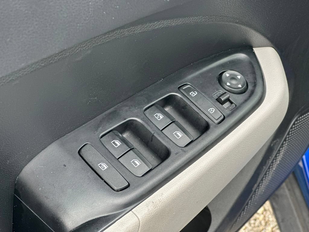 Used 2025 Hyundai Venue SEL FWD image 15