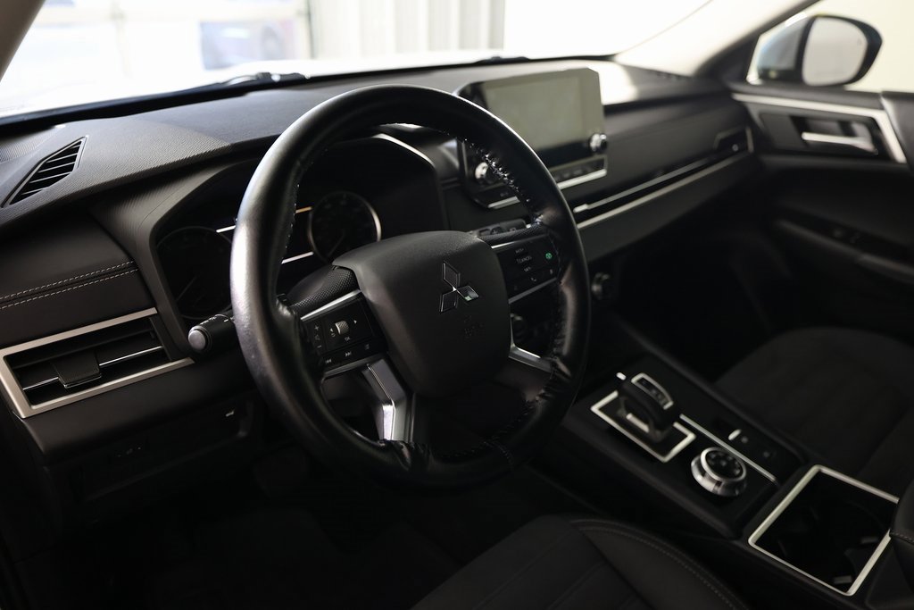Used 2023 Mitsubishi Outlander SE image 20