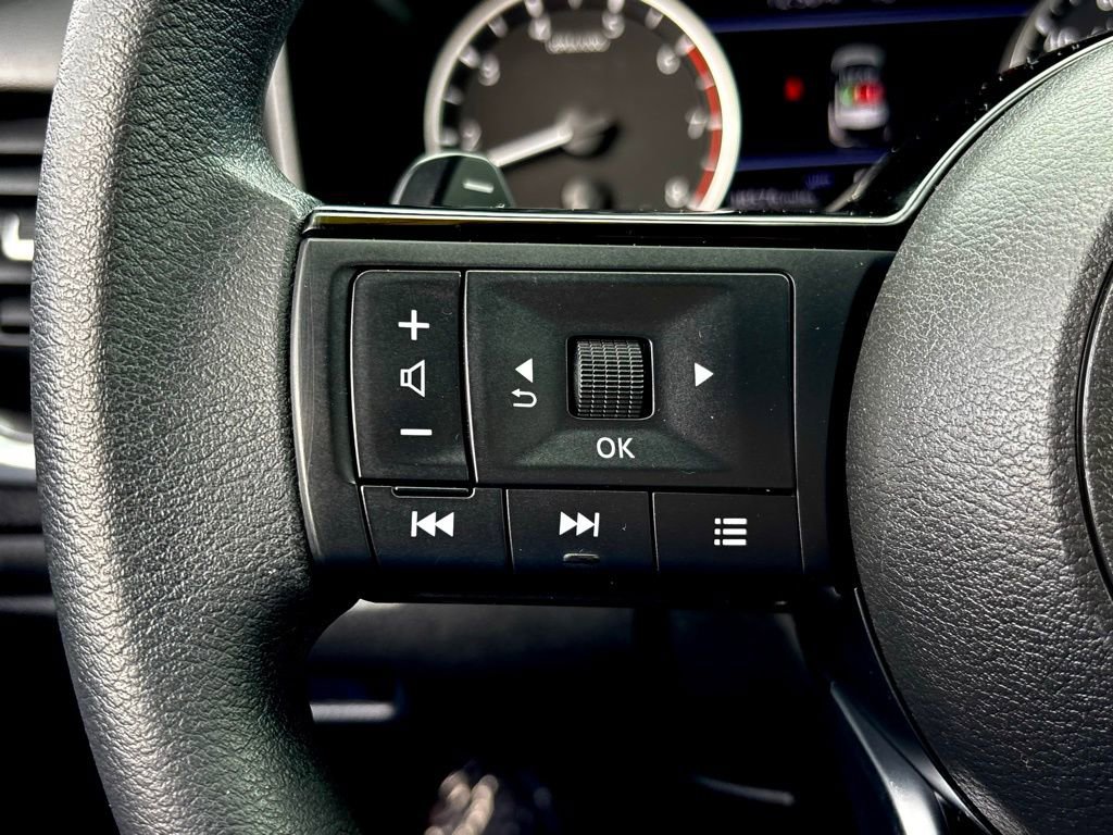 Used 2023 Nissan Rogue SV image 16