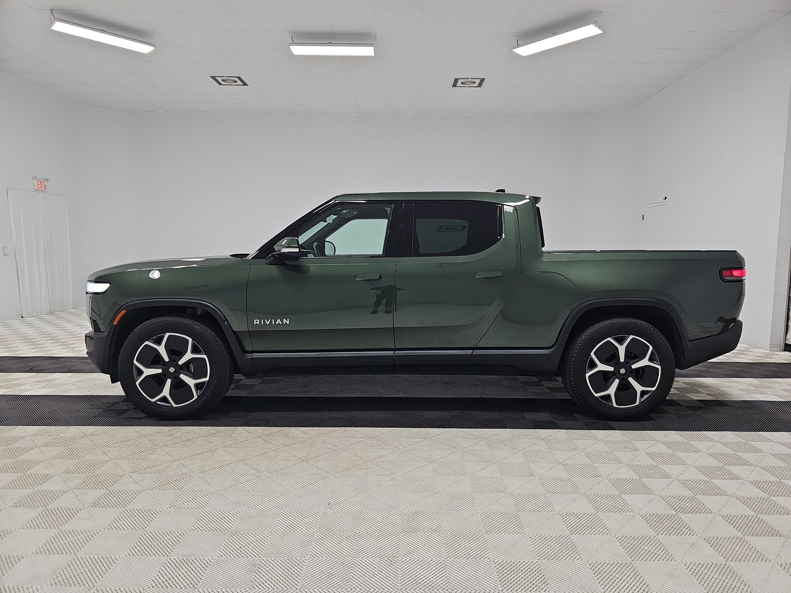 Used 2024 Rivian R1T Adventure AWD/4WD image 2