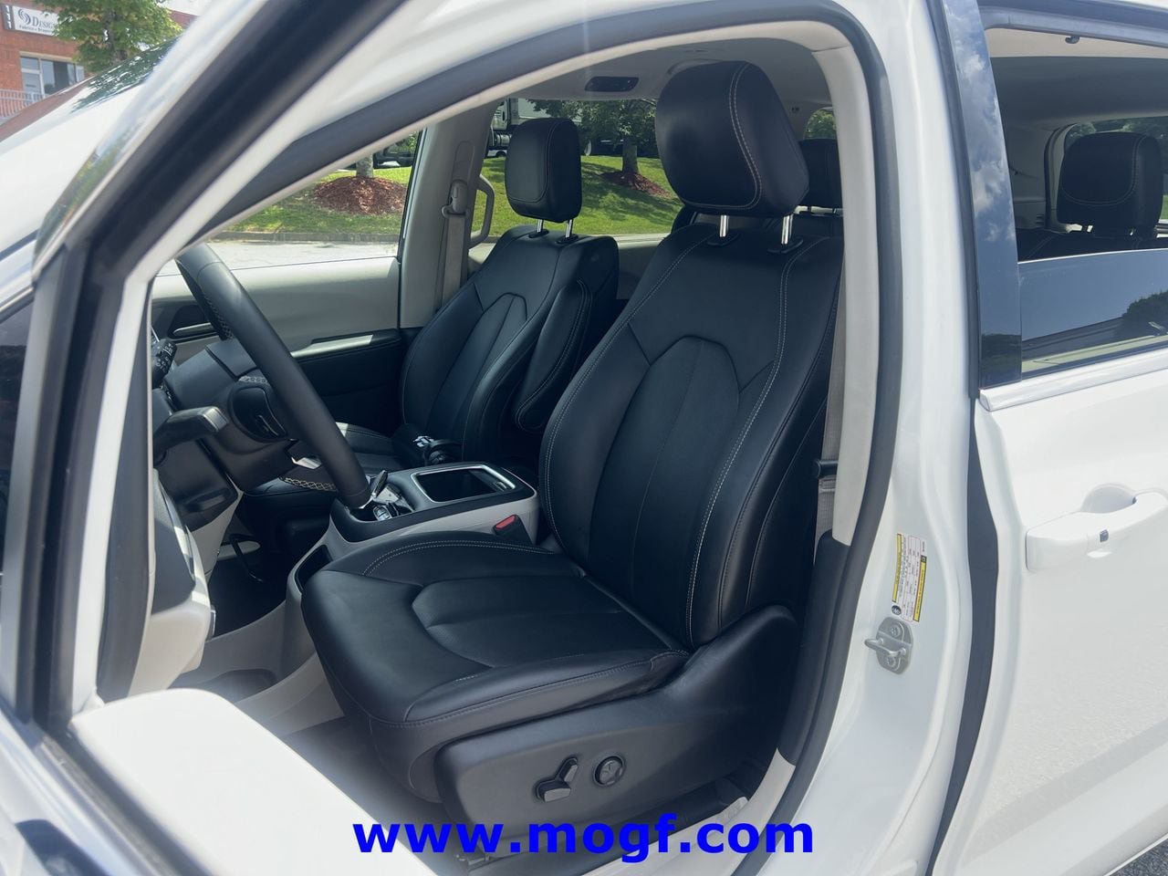 Used 2024 Chrysler Pacifica Touring-L FWD image 18