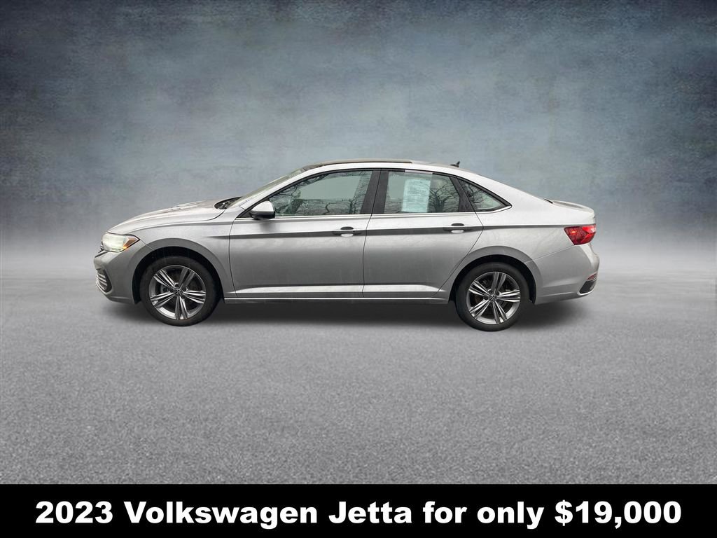 Used 2023 Volkswagen Jetta SE image 2