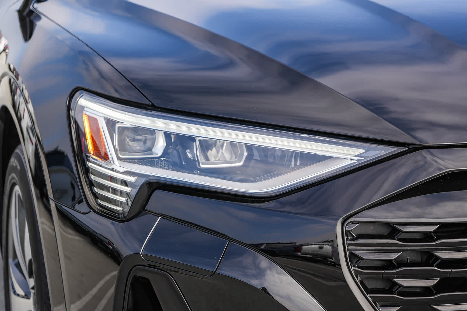 Used 2024 Audi Q8 e-tron Premium AWD/4WD image 4