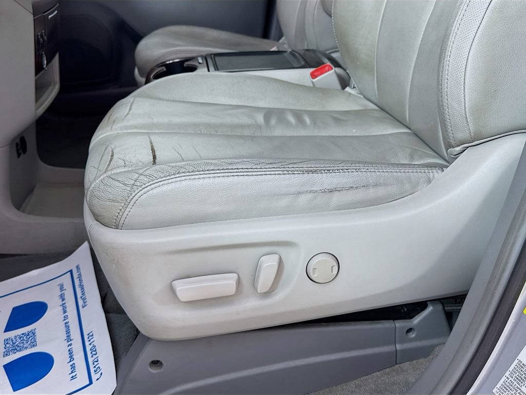 Used 2013 Toyota Sienna XLE FWD image 23