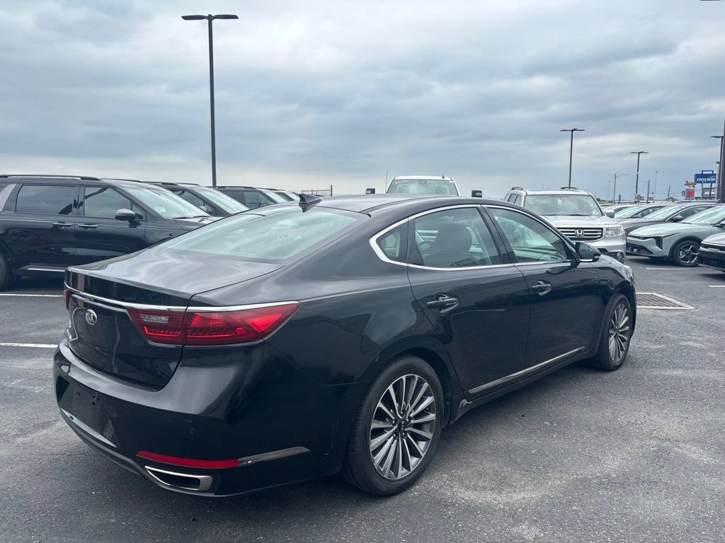 Used 2017 Kia Cadenza Premium w/ Luxury Package FWD image 2