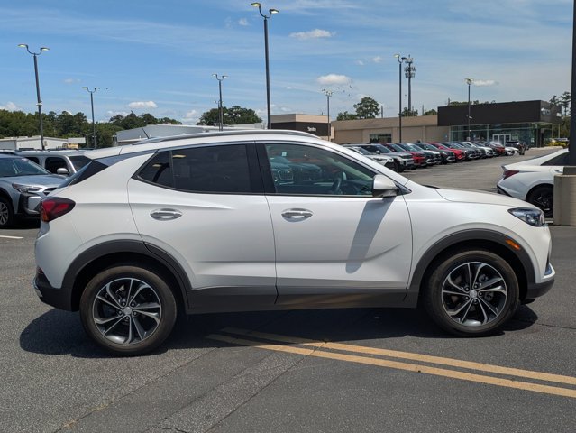 Used 2022 Buick Encore GX Essence w/ Advanced Technology Package FWD image 4
