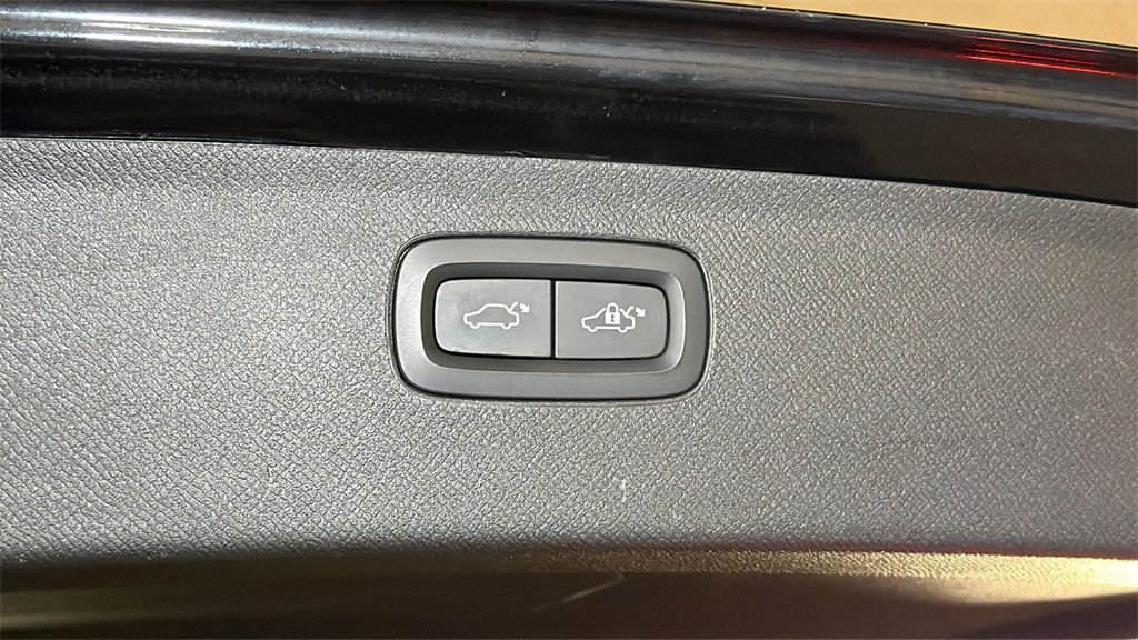 Used 2020 Volvo XC90 T6 Momentum w/ Protection Package Premier image 17