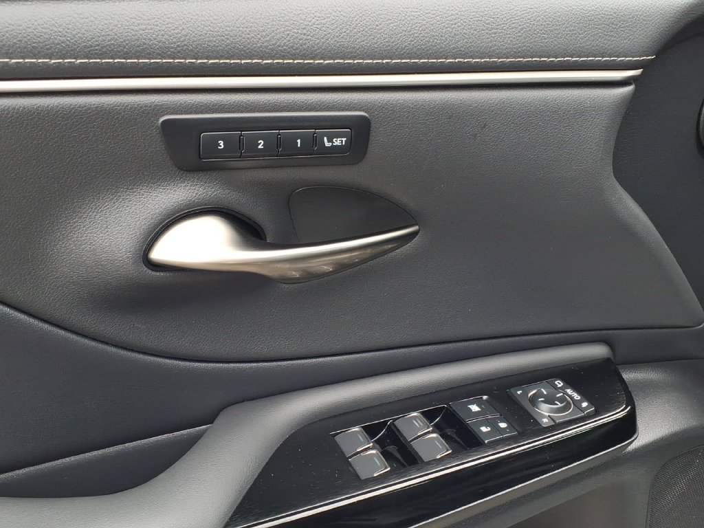 Used 2023 Lexus ES 350 w/ Premium Package FWD image 4