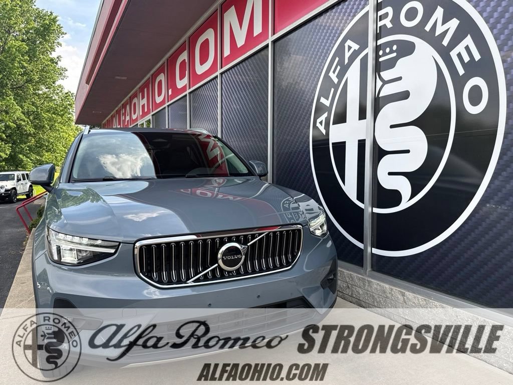Used 2023 Volvo XC40 B5 Plus AWD/4WD image 1
