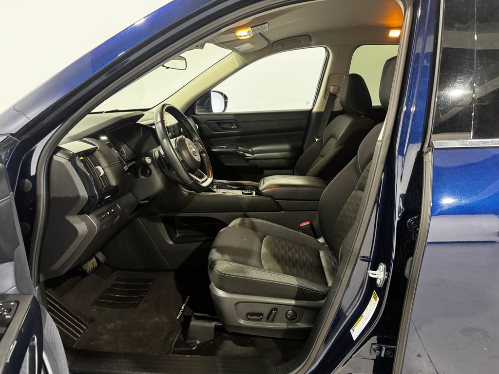 Used 2025 Nissan Pathfinder SV AWD/4WD image 15
