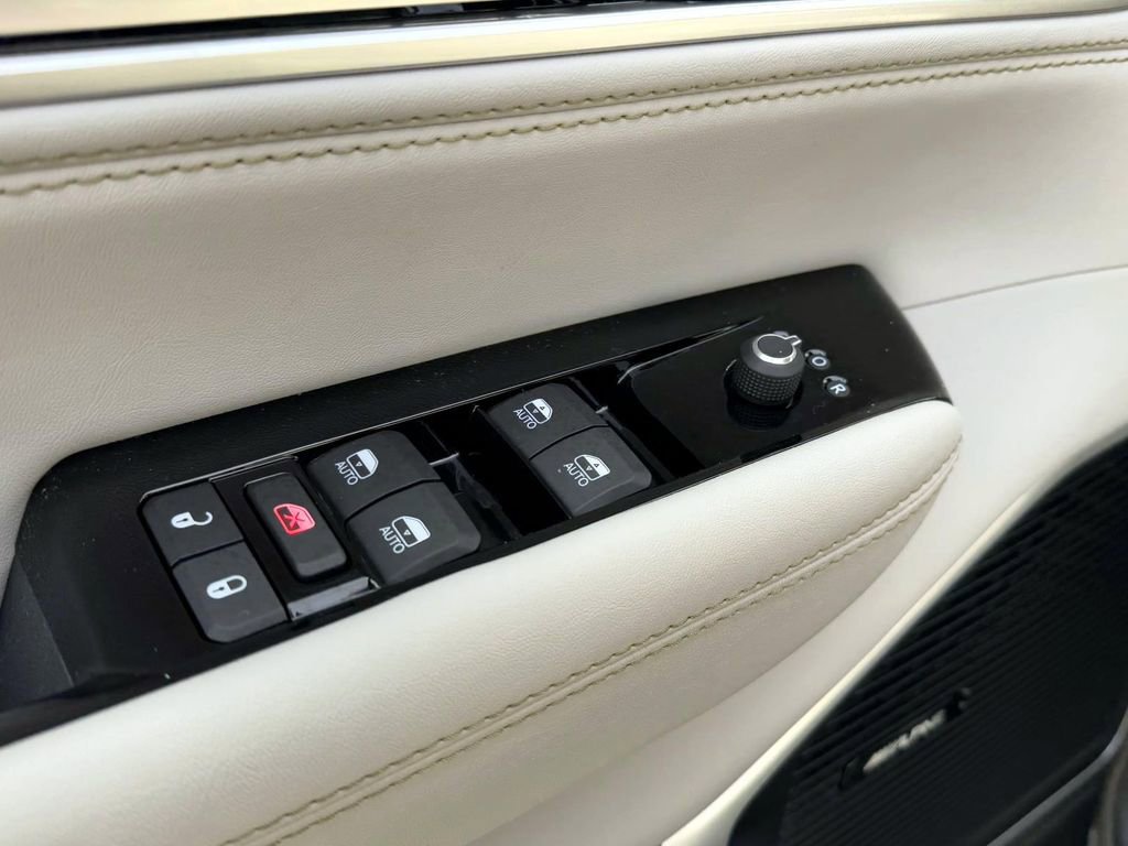 Certified 2025 Jeep Wagoneer 4WD image 17