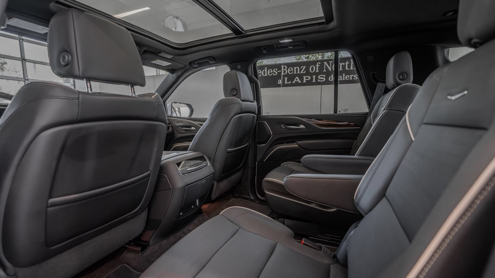 Used 2024 Cadillac Escalade Premium Luxury AWD/4WD image 26