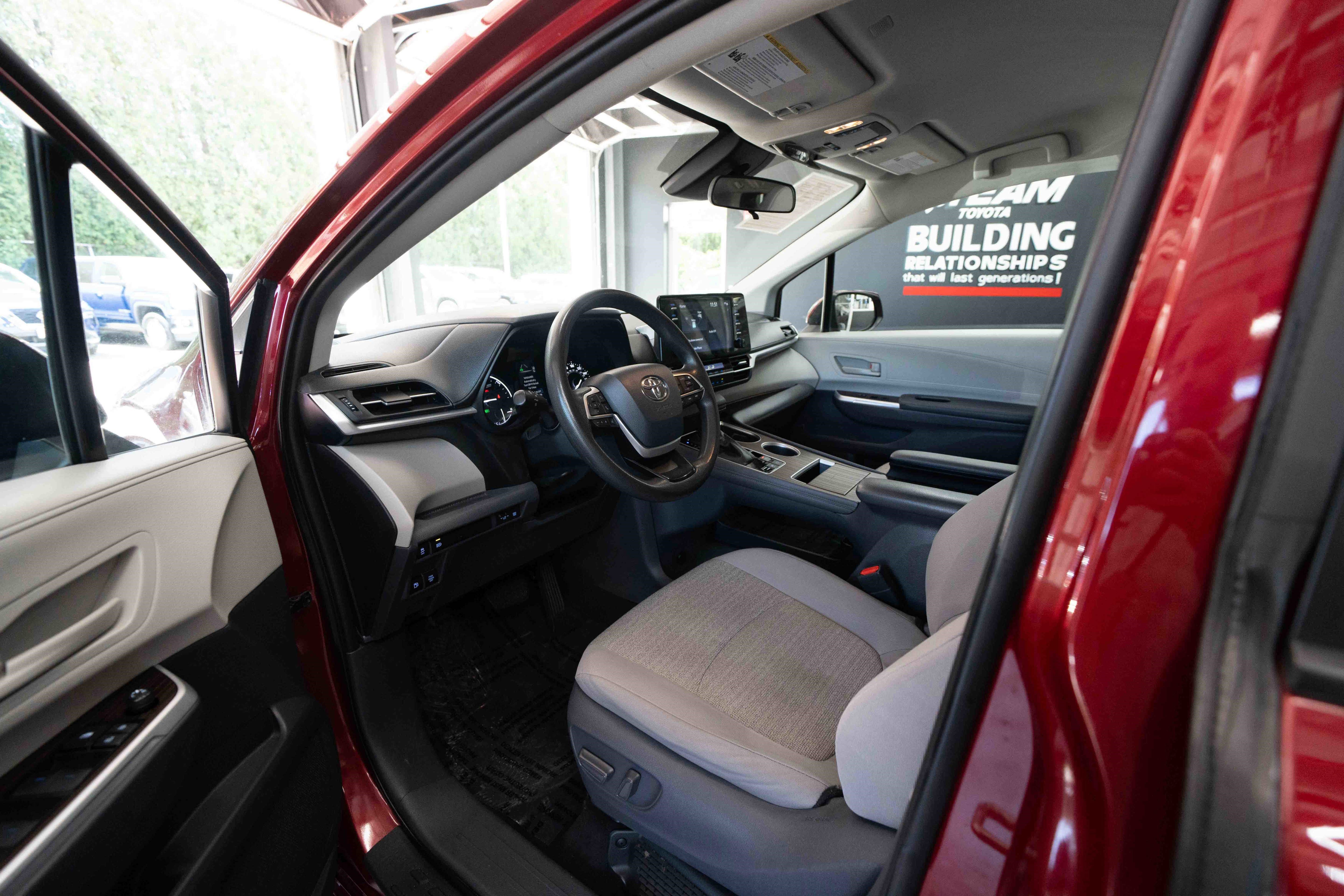 Used 2021 Toyota Sienna LE AWD/4WD image 8