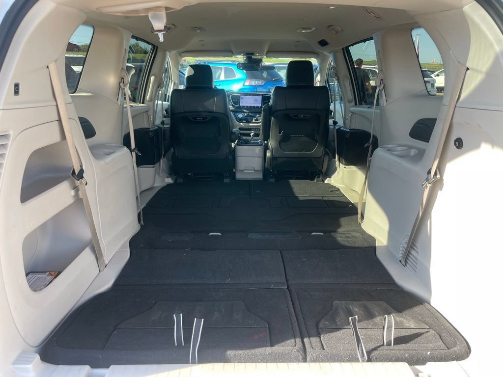 Used 2024 Chrysler Pacifica Touring-L FWD image 33