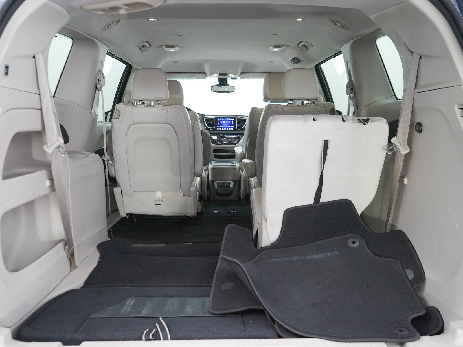 Used 2017 Chrysler Pacifica Touring-L FWD image 9
