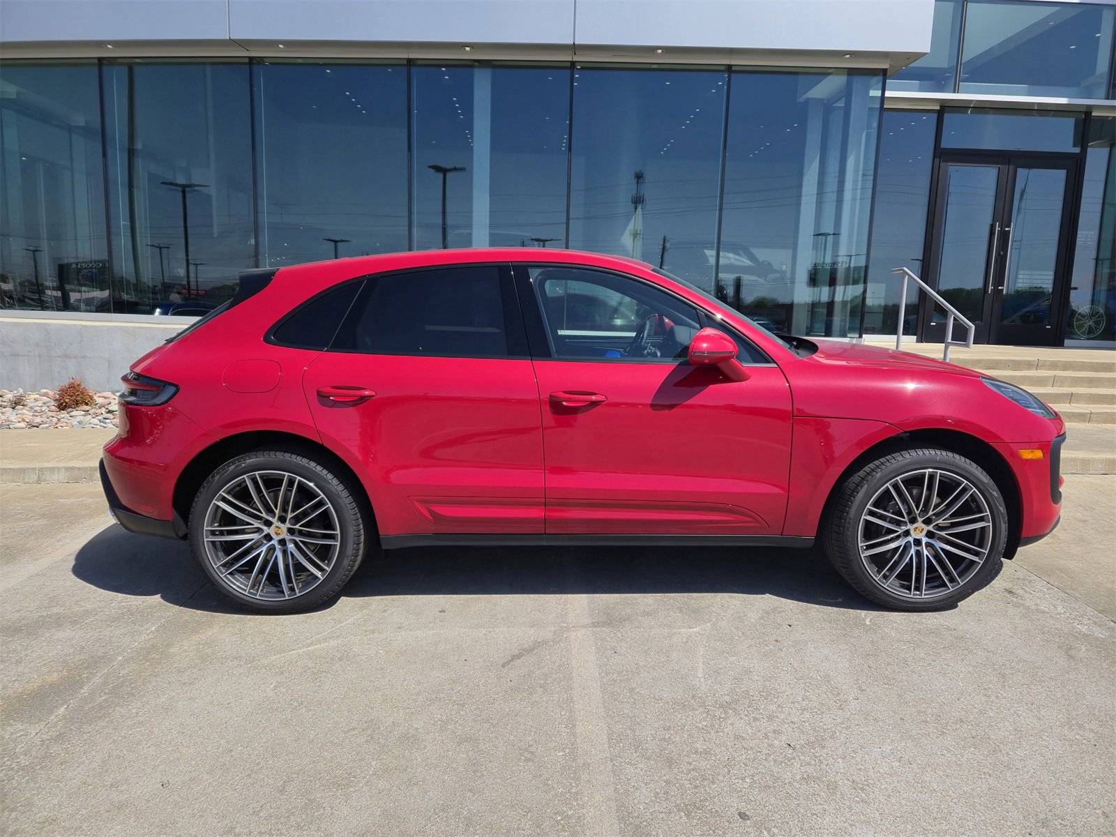Certified 2025 Porsche Macan image 8