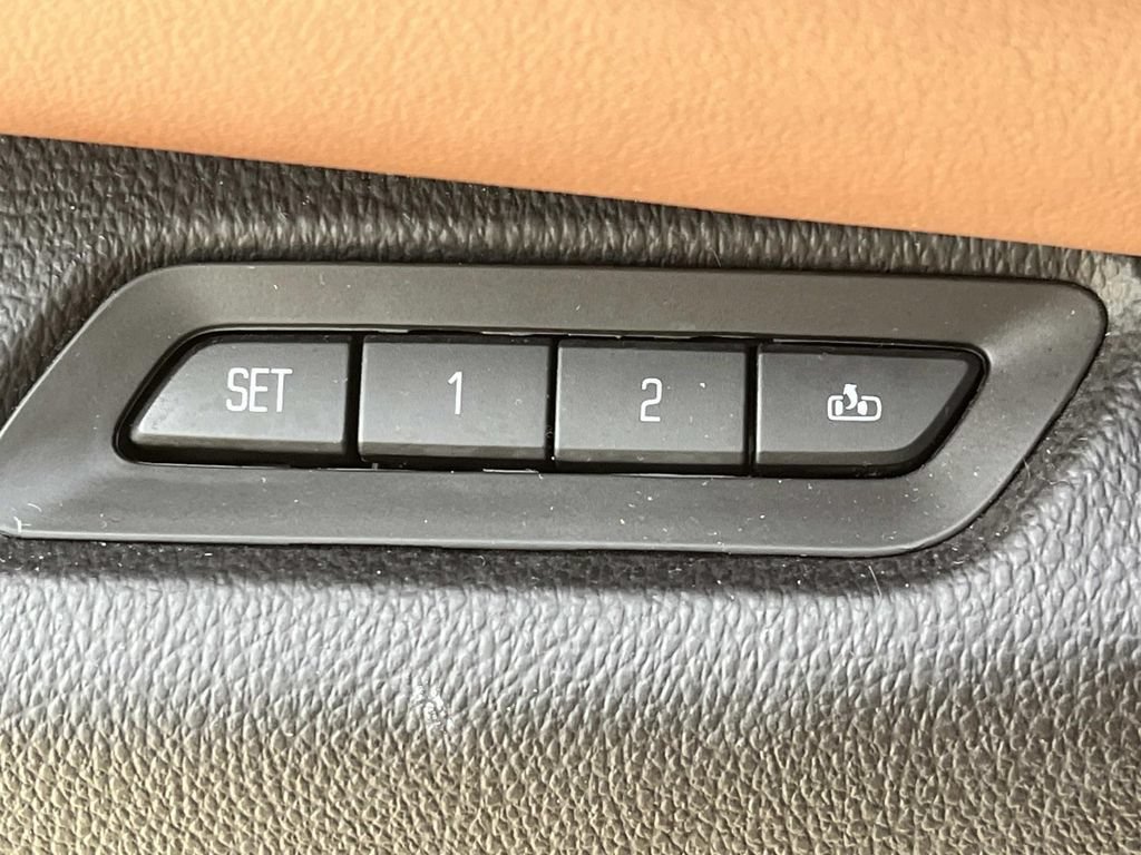 Used 2017 Cadillac Escalade Premium Luxury RWD image 30