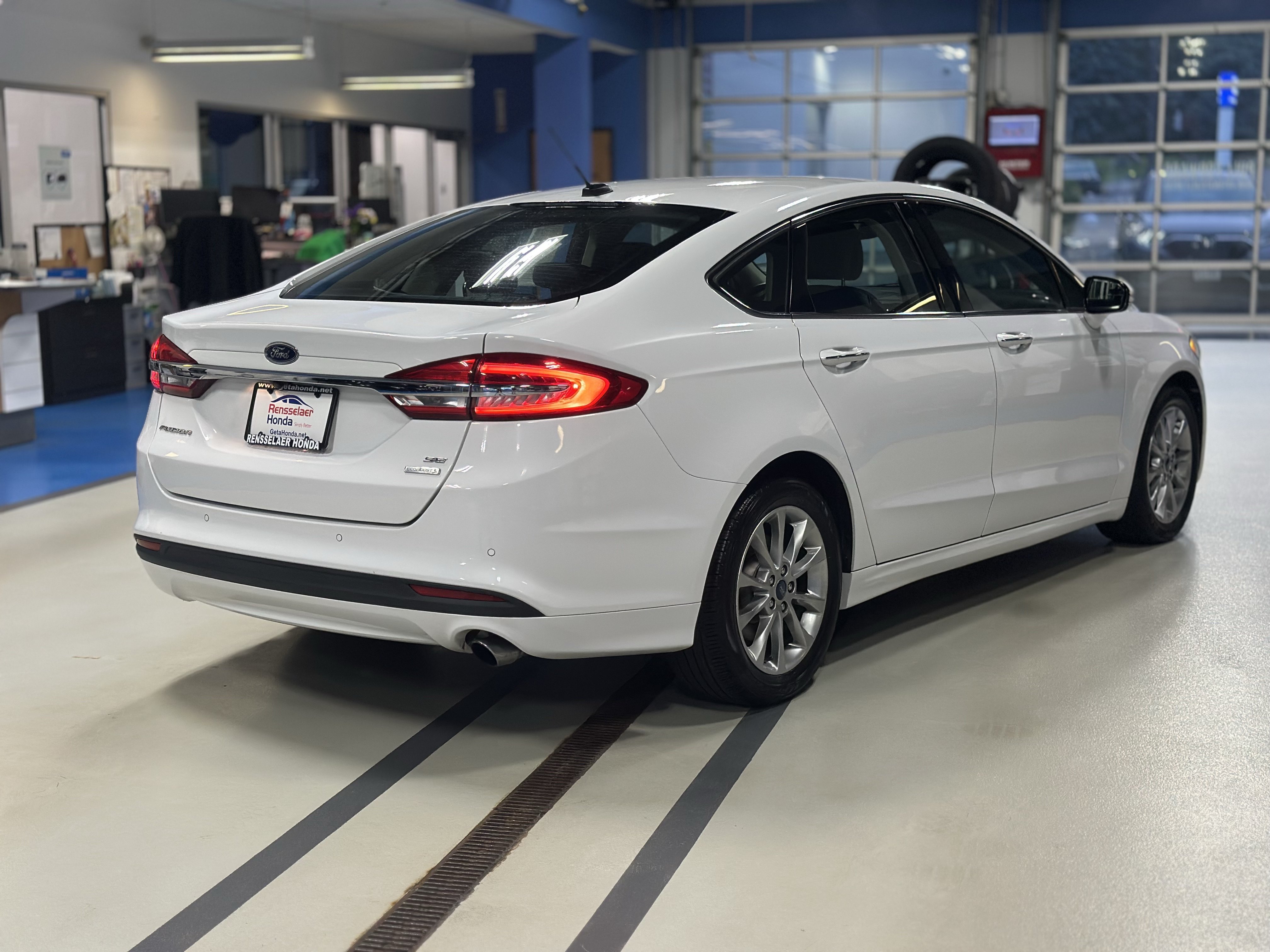 Used 2017 Ford Fusion SE w/ Fusion SE Technology Package FWD image 5
