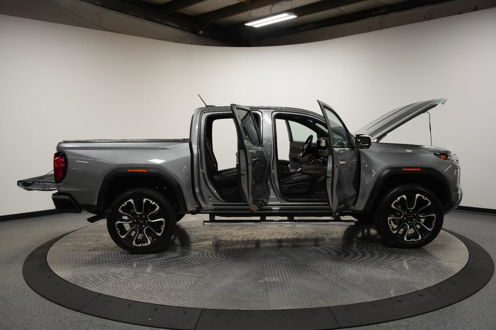 Used 2025 GMC Canyon Denali image 9