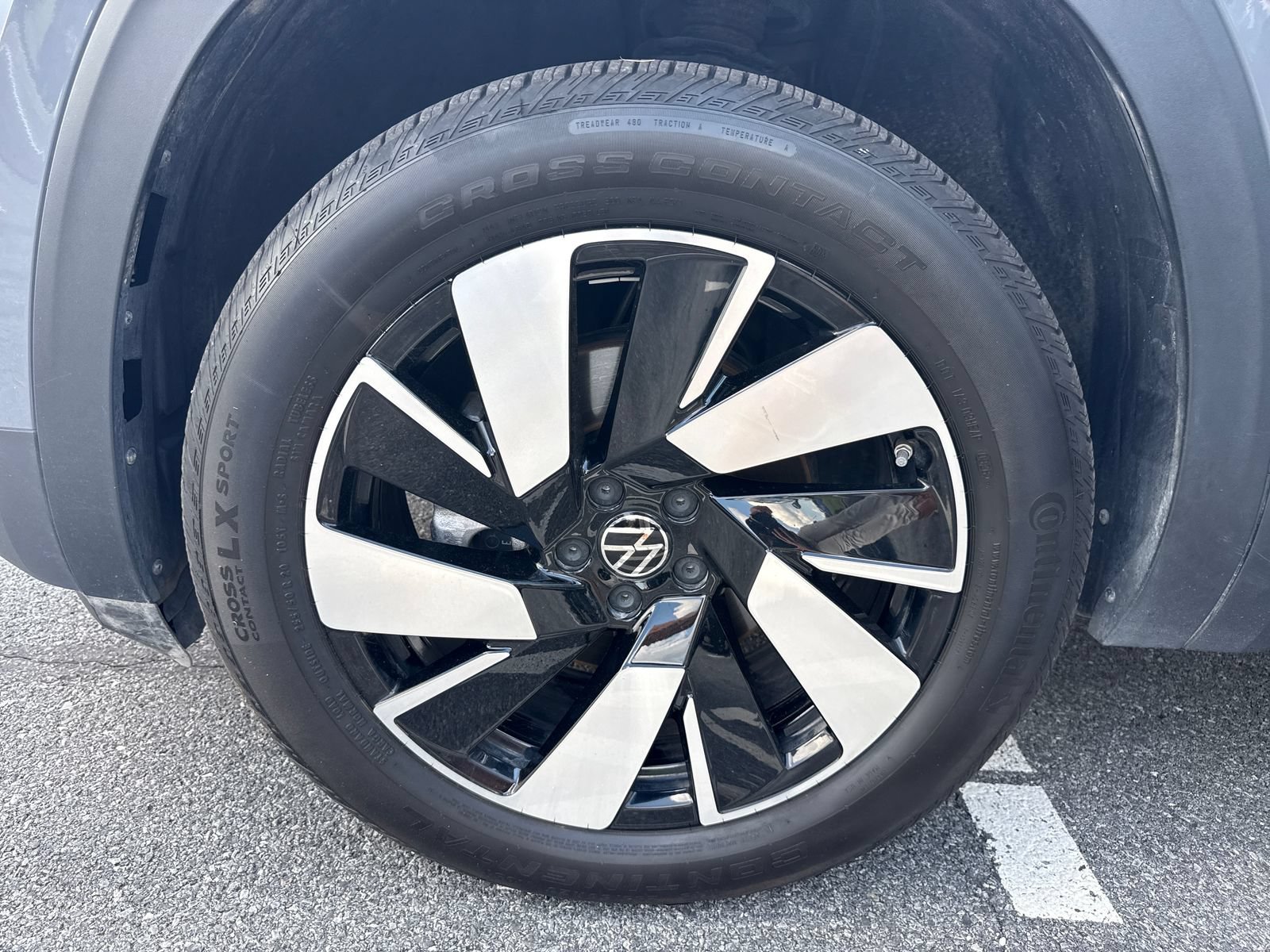 Certified 2025 Volkswagen Atlas Cross Sport SE AWD/4WD image 28