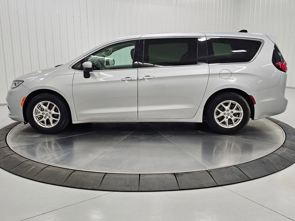 Used 2023 Chrysler Pacifica Touring-L image 2