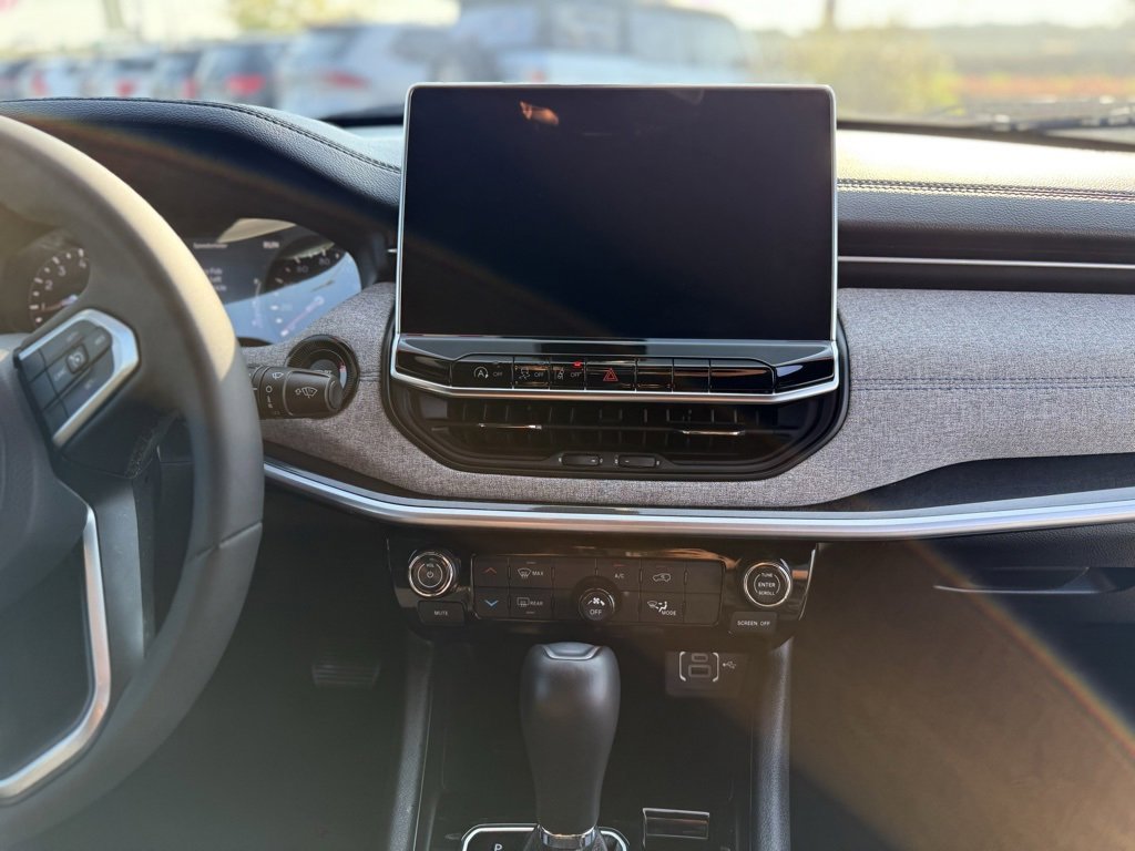 Used 2024 Jeep Compass Latitude image 18