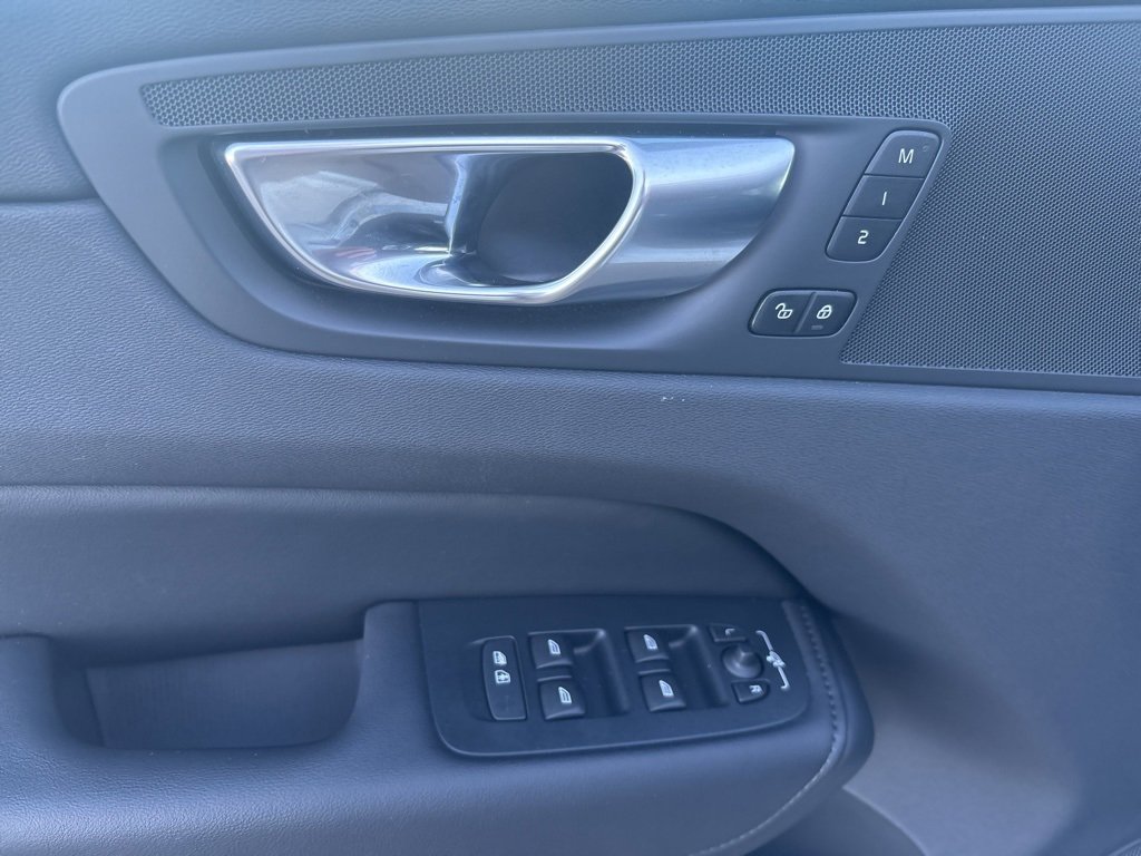 Used 2025 Volvo XC60 B5 Plus image 18