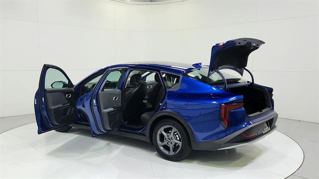 Used 2025 Kia K4 LXS image 31