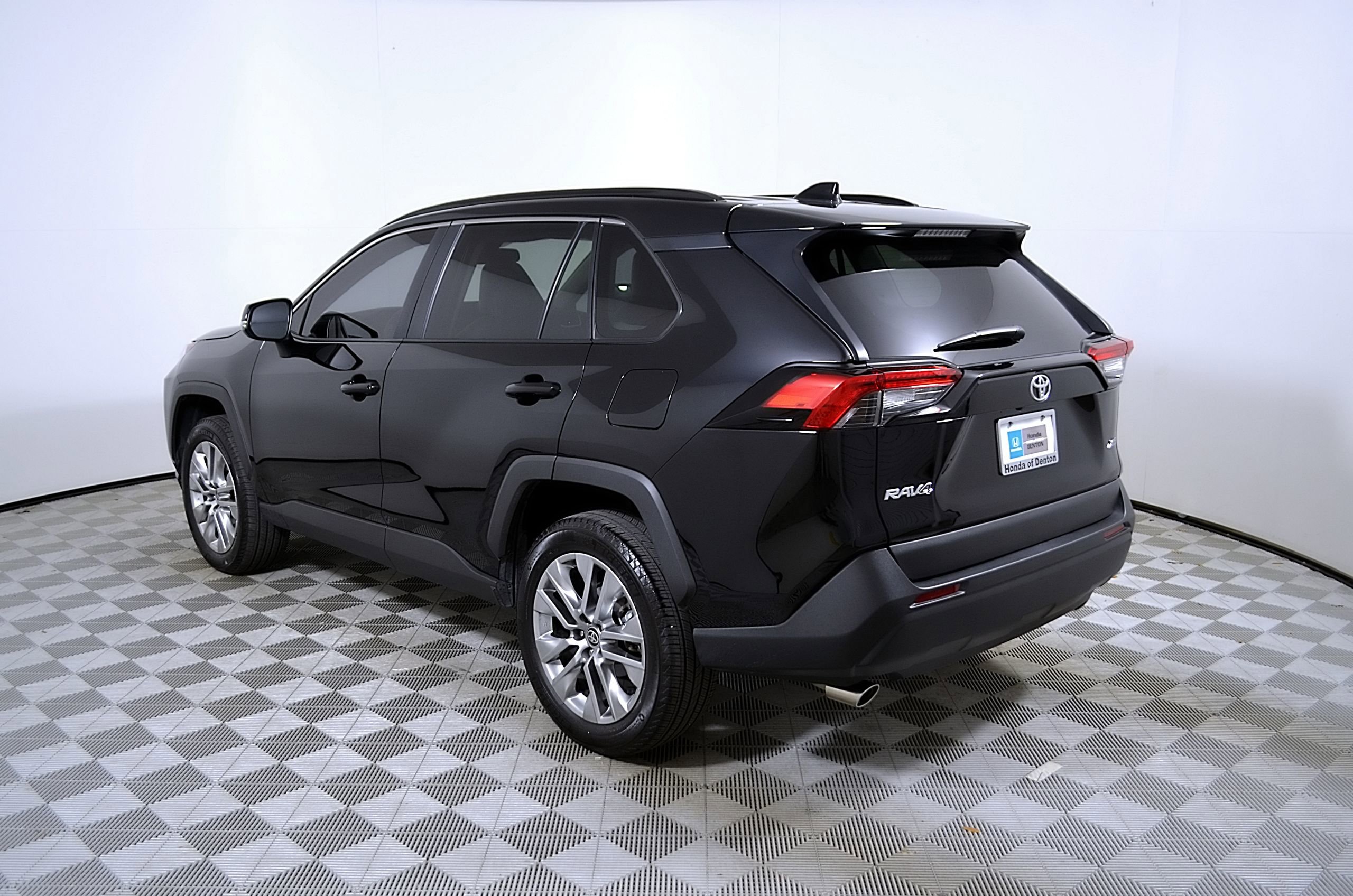 Used 2025 Toyota RAV4 XLE Premium FWD image 10