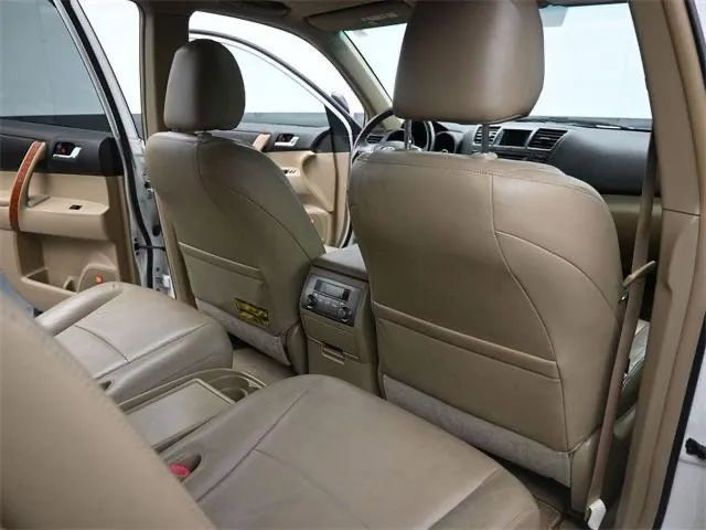 Used 2010 Toyota Highlander Limited image 18
