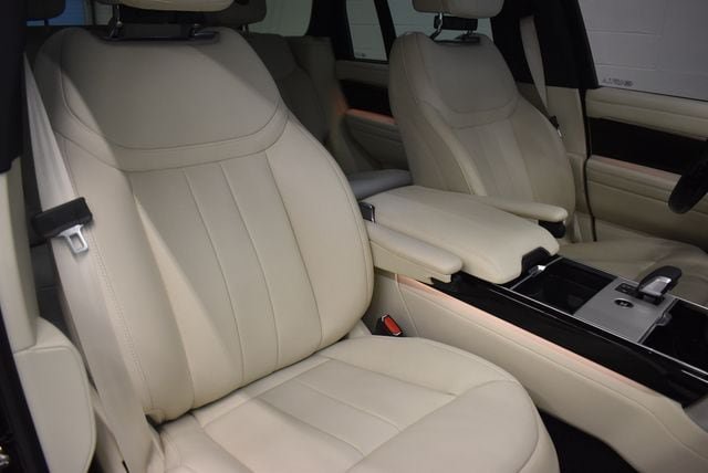Used 2025 Land Rover Range Rover SE AWD/4WD image 6