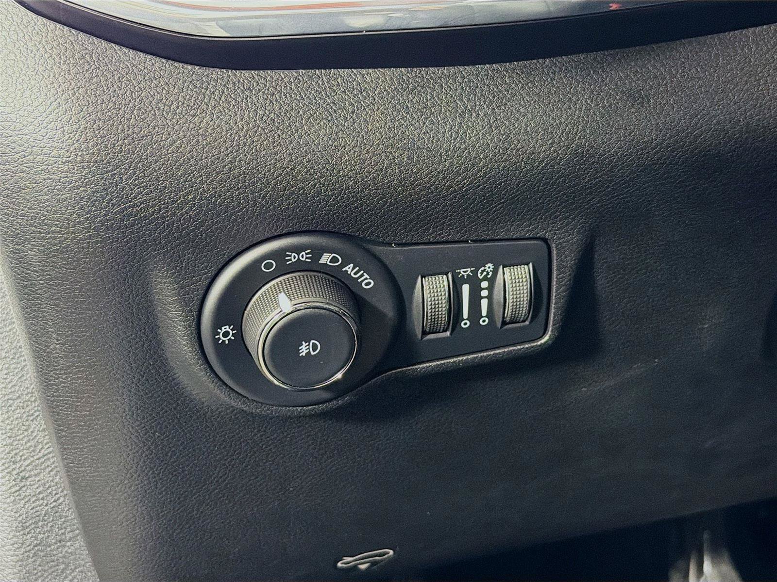 Used 2023 Jeep Compass Limited w/ Elite Group AWD/4WD image 17