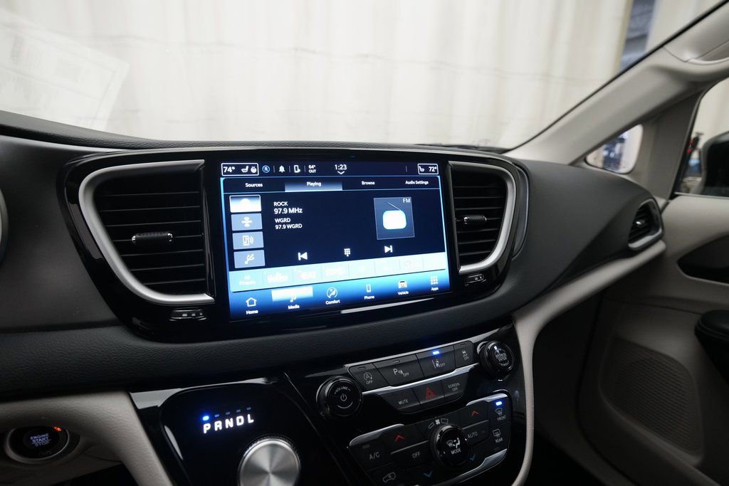 Used 2024 Chrysler Pacifica Touring-L image 6