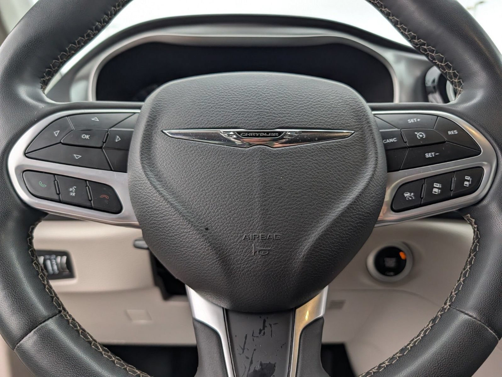 Used 2023 Chrysler Pacifica Touring-L FWD image 27