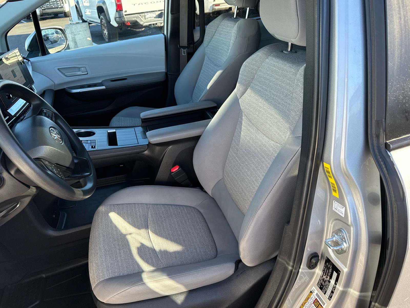 Used 2025 Toyota Sienna LE FWD image 11