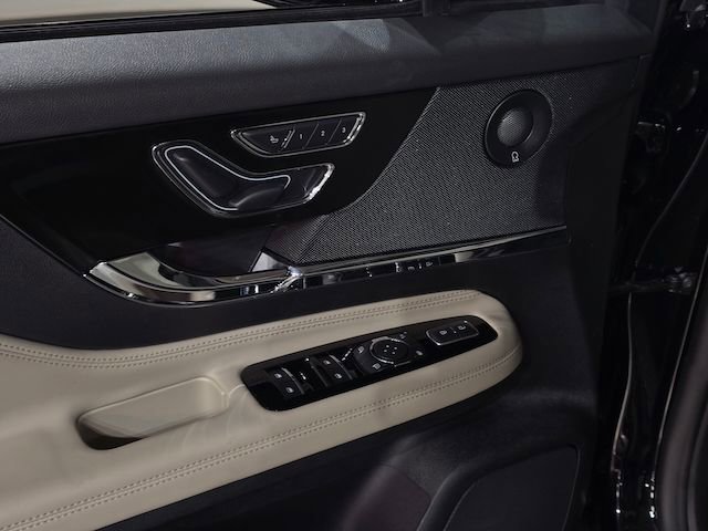 New 2025 Lincoln Corsair Reserve w/ Equipment Group 202A image 14