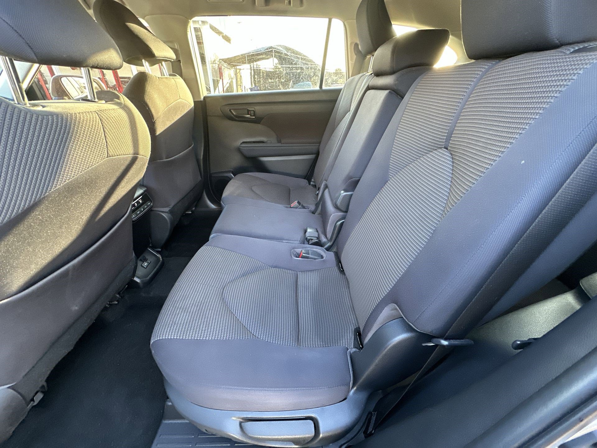 Used 2023 Toyota Highlander LE image 27