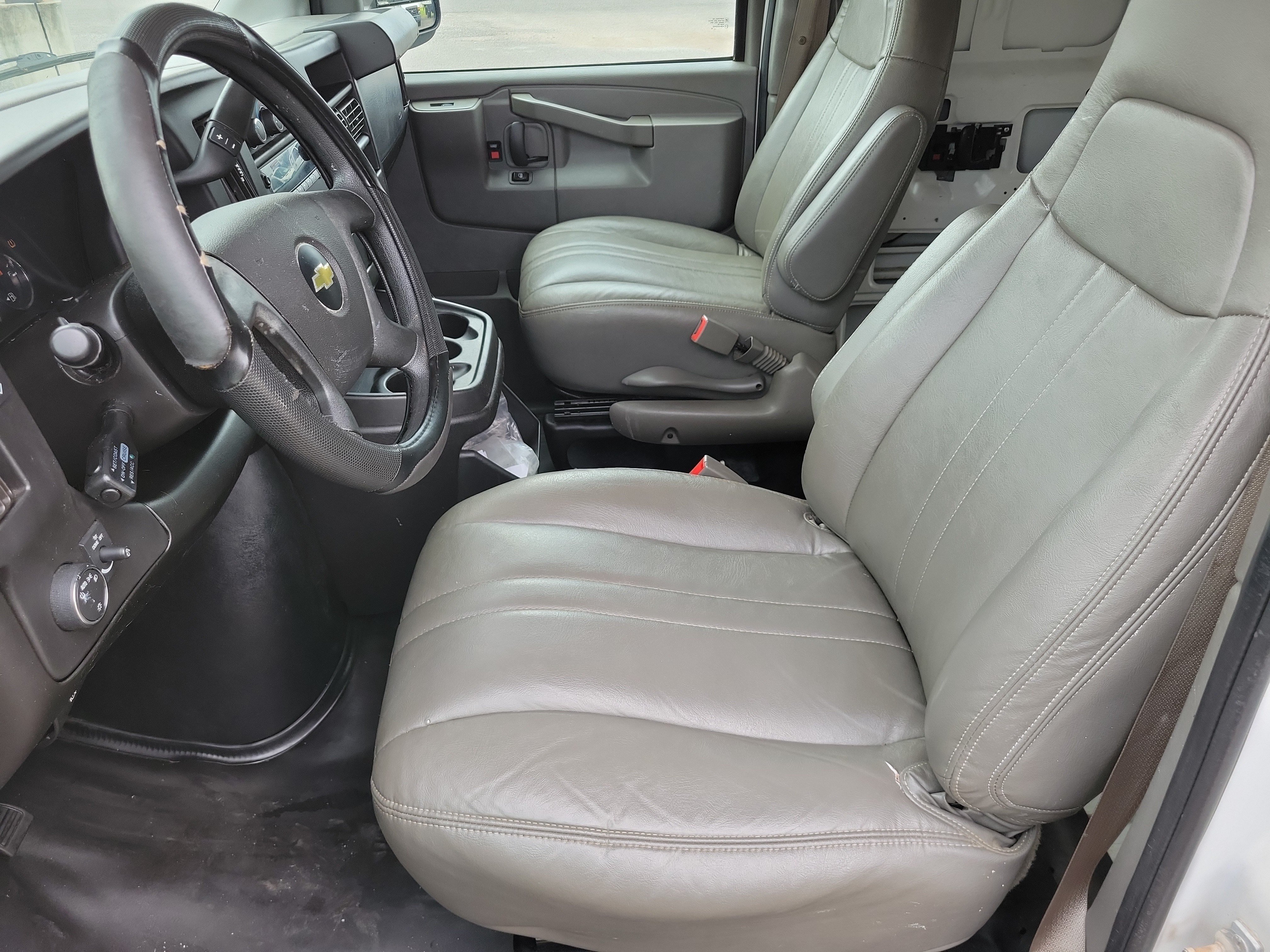 Used 2018 Chevrolet Express 2500 Extended RWD image 14